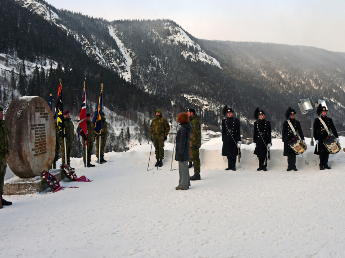 Kronprinsen og den britiske ambassadøren til Norge, Sarah Gillett, la ned kranser ved minnesmerket på Vemork. Foto: Sven Gj. Gjeruldsen, Det kongelige hoff